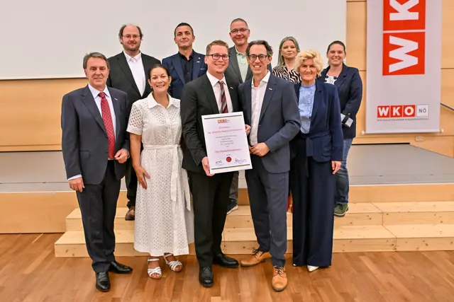  WKNÖ-Präsident KommR Wolfgang Ecker, Tatjana Hejduk, Bezirksstellenobmann Sebastian Makoschitz-Weinreich, Bezirksstellenleiter Andreas Marquardt, WKNÖ-Dir.stv. Alexandra Höfer. Hinten: Werner Heider, Nisret Bujari, Gregor Burger, Martina Kerschbaumer, Victoria Häusler. | Foto: Tanja Wagner  