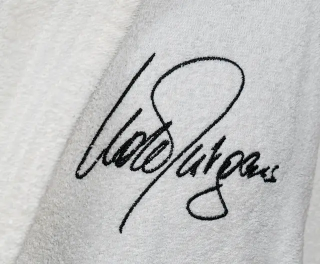 Das gute Stück wurde von Vossen eigens für den Künstler angefertigt und trägt auch eine Namensstickerei. | Foto: De Pascalis