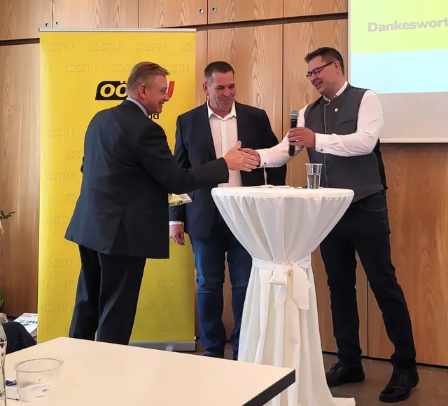 Obmannwechsel in Waldneukirchen: der scheidende Parteiobmann Manfred Mitterhauser und der neue Obmann Florian Mandorfer, Bürgermeister Karl Schneckenleitner gratuliert zur Wahl.