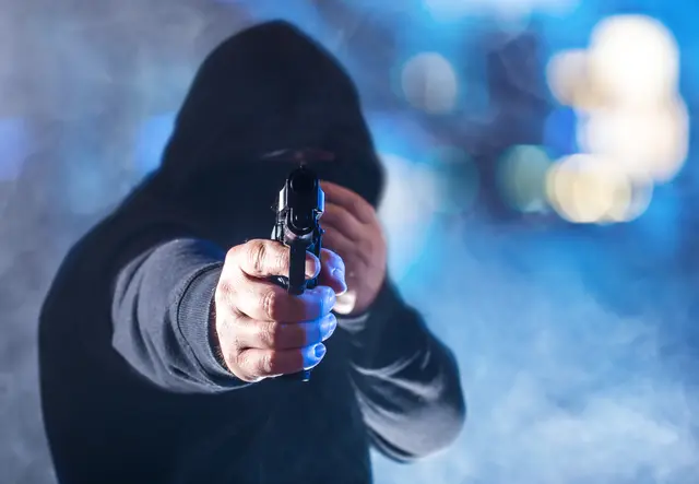 Einer der beiden Täter habe zudem mehrere Schüsse mit einer Schreckschusswaffe abgegeben. Beide seien anschließend geflüchtet. (Symbolfoto) | Foto: stock.adobe.com/at/Rainer Fuhrmann