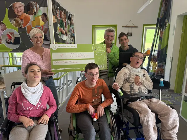 Andrea Baldemair konnte dem Verein "Schritt für Schritt" 2.000 Euro an Spenden übergeben. Das freut Obfrau Susanne Schöllenberger-Baumgartner (re.) besonders.  | Foto: Schritt für Schritt