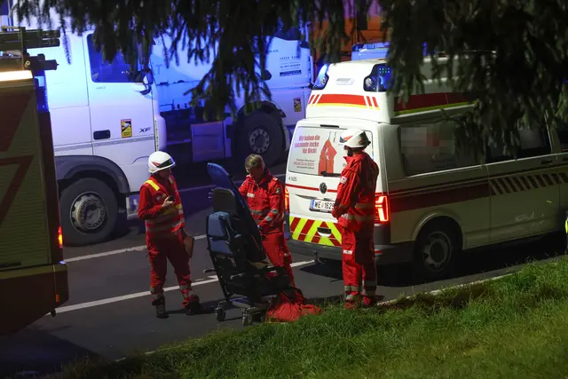 Komplett demoliert: Kleintransporter kracht gegen Mitternacht ungebremst gegen das Heck eines Lkw auf der A8 Innkreisautobahn bei Pichl. | Foto: laumat.at