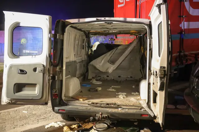 Komplett demoliert: Kleintransporter kracht gegen Mitternacht ungebremst gegen das Heck eines Lkw auf der A8 Innkreisautobahn bei Pichl. | Foto: laumat.at