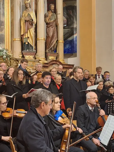 Am 2. November, ab 9.30 steigt in der Stadtpfarre Grieskirchen der Allerseelengottesdienst, musikalisch begleitet vom Pfarrchor.  | Foto: Luisa Schmidbauer