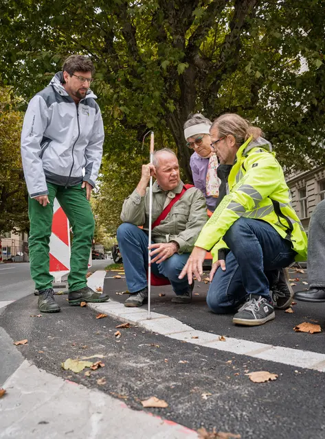 Am Montag, 13. Oktober, war die erste gemeinsame Begehung mit Rollstuhlfahrer:innen und dem Blinden- und Sehverband in der Franz-Josef-Straße.  | Foto: Stadt Salzburg/Alexander Killer