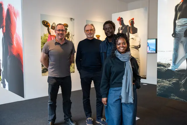 Von links: Kurator Martin Wassermair, OÖ Kultur GmbH-Geschäftsführer Alfred Weidinger, Mbaye Diop und Namafu Amutse. | Foto: OÖLK/Gruber