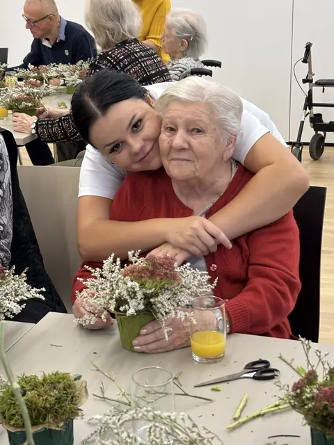 Mitarbeiterin Hristina Yanachkovska mit Bewohnerin Theresia Krizsanits. | Foto: NÖ LGA / PBZ Himberg