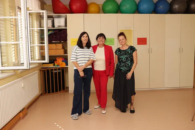 Manuela Khom (Mitte) besuchte das EKiZ-Zentrum in Weiz. | Foto: Benjamin Gasser