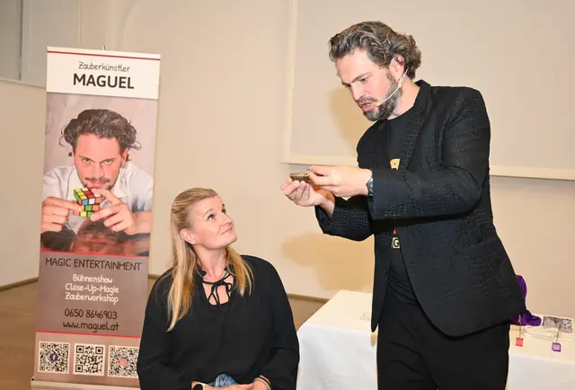 Kirsten Eßletzbichler vom Zweigverein Scheibbs übte sich als Assistentin von „Maguel“ und bekam am Ende des Abends ihren Ehering wieder zurück. | Foto: Hohenegger