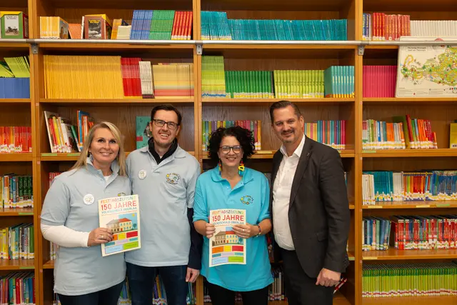 Bei der Feier waren zahlreiche Gäste anwesend. Von rechts: Karina Wieselthaler (Elternverein-Obfrau), Michael Gradwohl (ihr Stellvertreter), Direktorin Sabine Ludwig-Szendi und Bezirksvorsteher Marcus Franz (SPÖ).  | Foto: Elternverein VS Oberlaa