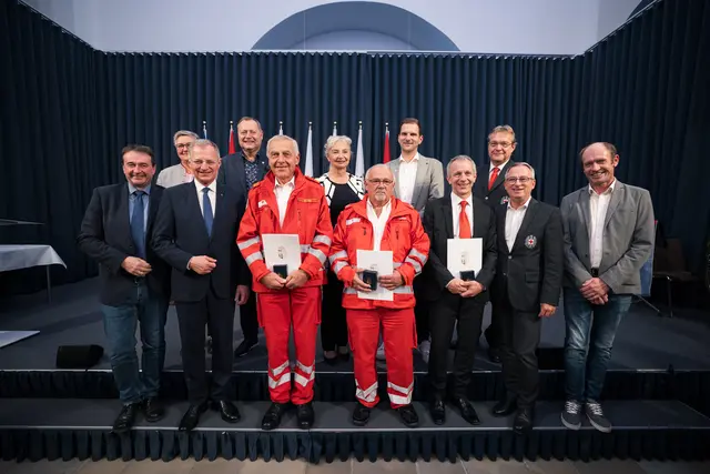 Bürgermeister Wilfried Kellermann, Ortsstellenleiterin Ulrike Wöhrer, Landeshauptmann Thomas Stelzer, Bezirksgeschäftsleiter Johannes Raab, Günter Brandl, Bezirksstellenleiterin Wilbirg Mitterlehner, Alfred Nodes, Dienstführer Stefan Wagner, Andreas Gabriel, Vizepräsident Günter Mayr, Landesgeschäftsleiter Erich Haneschläger und  Dienstführer Klaus Autengruber (v. l.). | Foto: Land OÖ/MM