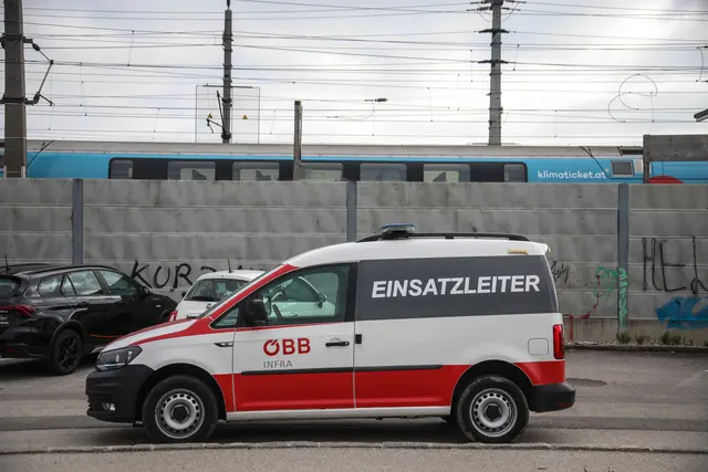Ein Personenzug blieb auf der Westbahnstrecke mehrere Stunden lang bei Marchtrenk stecken und musste mittels Diesellokomotive abgeschleppt werden. | Foto: laumat.at