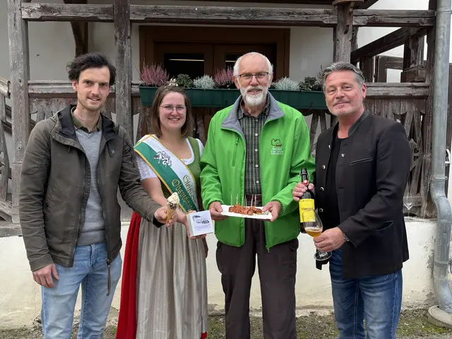 Machen Gusto auf die steirische Edelkastanie (v.l.): Kastanienbauer Hannes Meißel aus Gundersdorf, Obstkönigin Kristin I., Obmann Johannes Schantl und Bierbrauer Wolfgang Dietrich aus Leutschach | Foto: MeinBezirk/Waltraud Fischer
