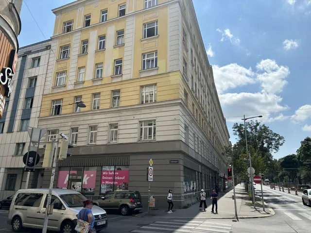 Wie kann man verhindern, dass Immobilienunternehmen Altbauten – wie jenes an der Ecke Margaretengürtel/Arbeitergasse verfallen lassen?  | Foto: Nathanael Peterlini/MeinBezirk