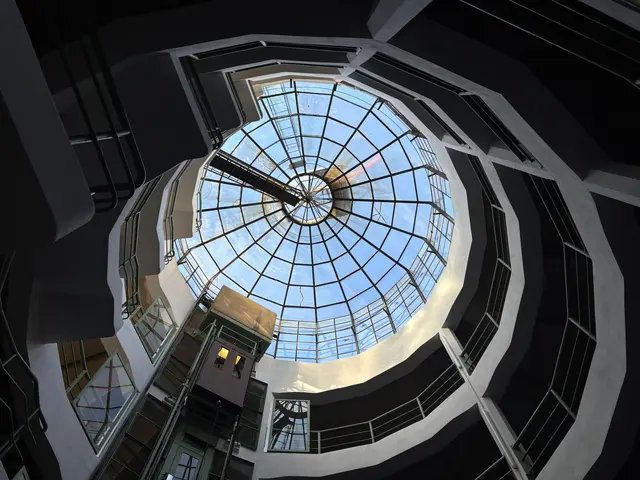 Die Astoria-Garage ist die älteste und größte Tageslichtgaragen Europas, erklärt der Inhaber.  | Foto: Pia Rotter/MeinBezirk