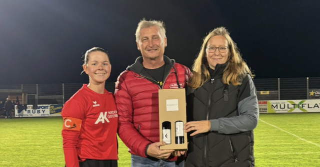 Andreas Riedl von der Arbeiterkammer Niederösterreich übernahm die Match-Patronanz beim Spiel der TSU Irnfritz Damen. | Foto: Riedl / AK