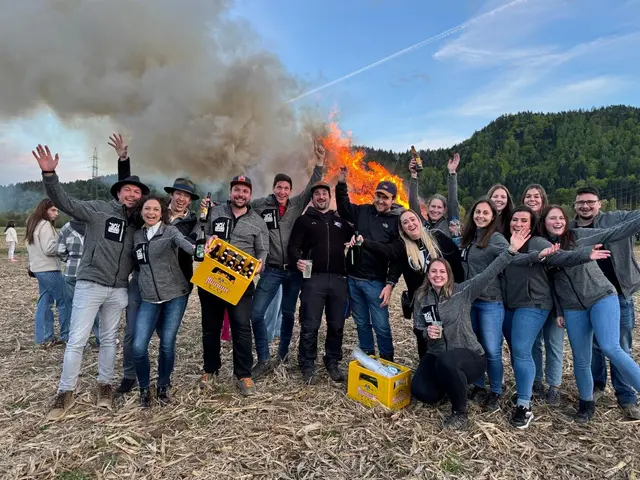 Stolz auf die Tradition: Zechmitglieder vor dem Osterfeuer in Föderlach | Foto: Zechgemeinschaft Föderlach