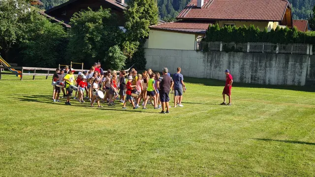 Kein Fußballtraining sondern die ersten Marschschritte junger Musiker. | Foto: Musikbezirk Landeck