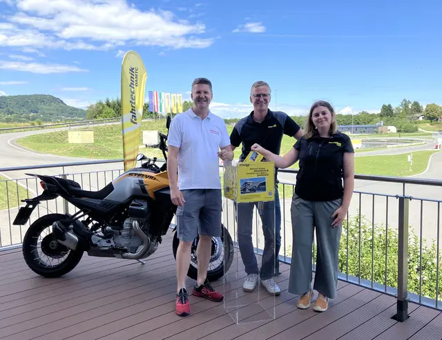 Patrick Unterhuber, Andreas Aigner (ÖAMTC Fahrtechnik Zentrumsleiter Steiermark) und "Glücksengerl" Isabella Wruss bei der Gewinnspielziehung (v.li.). | Foto: ÖAMTC Fahrtechnik