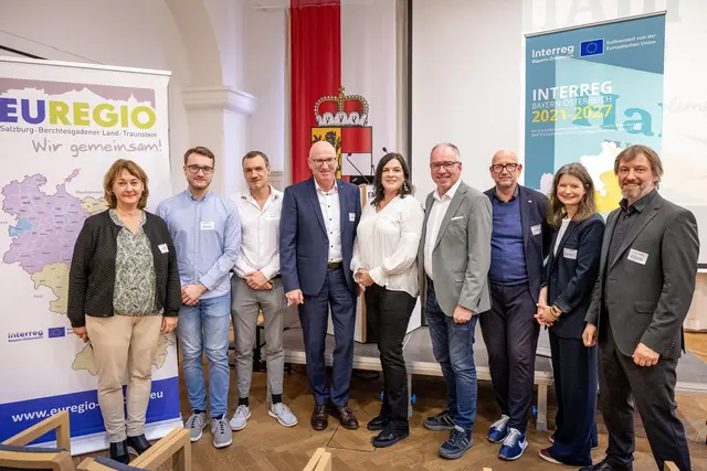 v.l.: Heidi Steiner (Euregio), Johannes Haunschmid (Referent/Robert-Jungk-Bibliothek Sbg), Christian Schiffer (Referent/BR), Bernhard Kern (Euregio Präsident, Landrat BGL), Ingrid Zimmerling (2. Vizebürgermeisterin Hallein), Alexander Stangassinger (BM Hallein), Stefan Wimmer (Kunstakademie Bad Reichenhall), Kerstin Klimmer-Kettner (Land Salzburg), Florian Knopp (Keltenmuseum Hallein). | Foto: Adi Aschauer