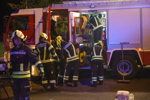 Komplett demoliert: Kleintransporter kracht gegen Mitternacht ungebremst gegen das Heck eines Lkw auf der A8 Innkreisautobahn bei Pichl. | Foto: laumat.at