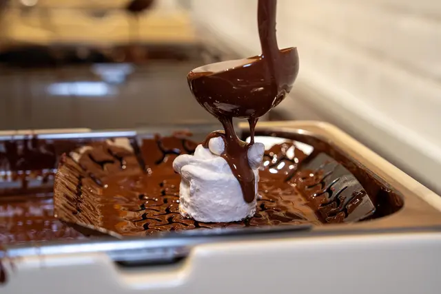 Die Schwedenbomben konnten mit unterschiedlichen Glasuren überzogen werden.  | Foto: Valentina Marinelic/MeinBezirk