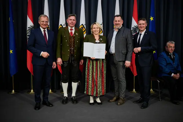 Reinhard Forstenpointner, Marlene Wilhelm und Bürgermeister Konrad Nagl nahmen die Auszeichnung entgegen. | Foto: Land OÖ