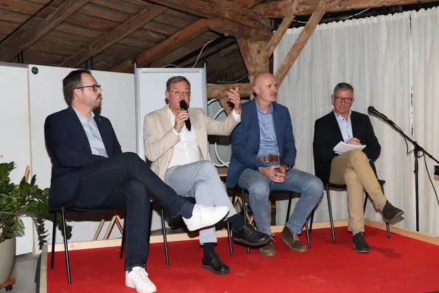 Stadtbaudirektor Martin Hochhold, Bürgermeister Bernhard Zwielehner, ÖBB-Projektchef Heinz Dudek und Moderator Roman Kloibhofer. | Foto: MeinBezirk/Christian Doms
