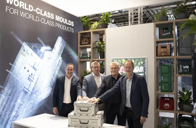 Die Zusammenarbeit wurde am Messestand von HAidlmair auf der K-Messe in Düsseldorf vereinbart: Von links: Mario Haidlmair (CEO Haidlmair Group), Markus Huemer (CEO PolytecHolding AG), Peter Entenfellner (CEO Booxit OG), Andreas Holzleitner (CTO Booxit OG).  | Foto: Haidlmair
