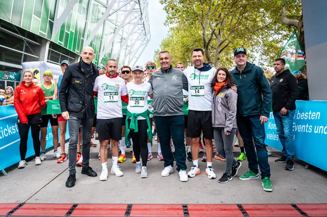 v. l.: Thomas Waldner (Wien Ticket), Steffen Hofmann, Daniela Bauer, Stefan Singer, Markus Katzer (alle vier SK Rapid), Christiane Flehberger (Raiffeisen Wien Meine Stadtbank) und Stefan Kjaer (SK Rapid). | Foto: SK Rapid | Widner