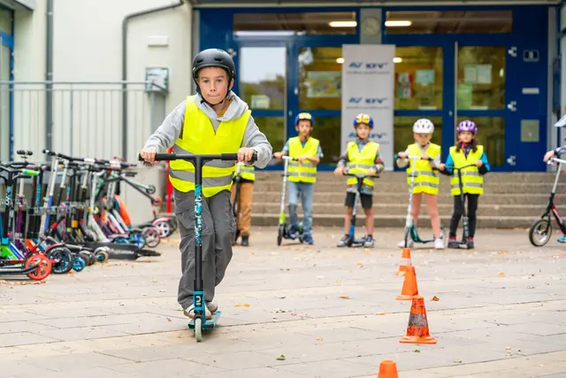 Die Kinder wurden mit gezielten Übungen zu Bremsverhalten, Straßenquerung, sicherem Fahren am Gehsteig und dem Erkennen von Gefahren geschult.  | Foto: KFV/Michael Sabotha