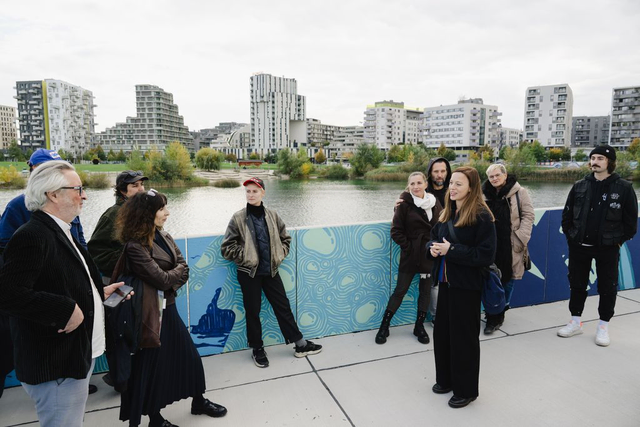 „Flux – ein Mural in Bewegung“ ziert auf 260 Quadratmetern die Promenade am Nordufer des Asperner Sees. Die Wiener Street-Art Agentur muralia und die beteiligten Künstlerinnen sowie Künstler stellten es vor. | Foto: Luiza Puiu