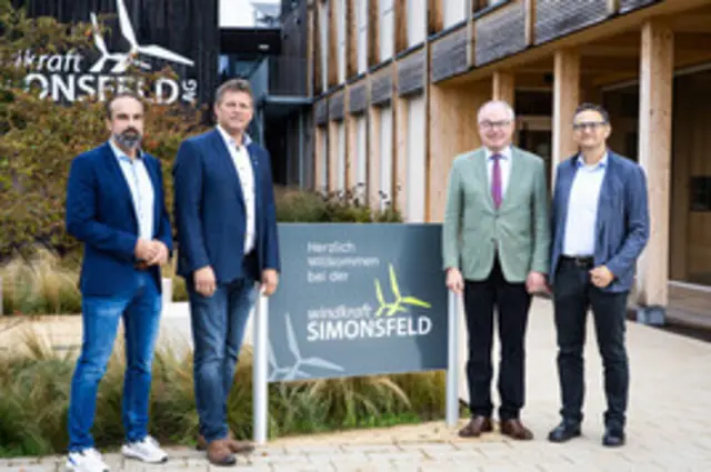 LH-Stv. Stephan Pernkopf (2. v. r.) beim Besuch in der Firmenzentrale Windkraft Simonsfeld.  | Foto: Windkraft Simonsfeld