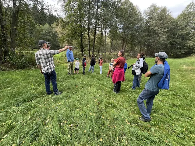 Severin Zimmerhackl (l) von der önj Haslach führte die Helfer durch die angrenzende Otterinsel in Schindlau, Gemeinde Ulrichsberg.  | Foto: Helmut Eder