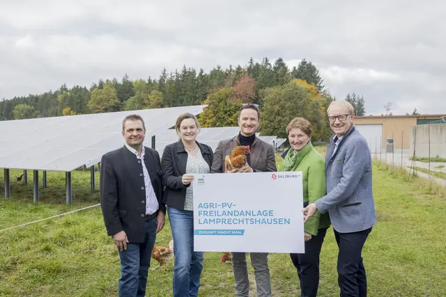 Von links: die Grundeigentümer-Familie Fersterer, Bernhard Weilharter (Wiesenstrom GmbH), Bürgermeisterin Andrea Pabinger und Herwig Struber (Vorstand der Salzburg AG). | Foto: Salzburg AG