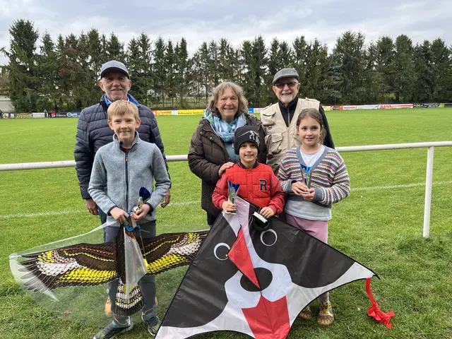 Josef Kaltenböck (l.), Altpfarrer Pater Christian Blauensteiner (r.) und ravelsbach.kultur Urgestein Eleonore Schmid (Mitte) mit einigen Kindern und ihren Drachen. | Foto: ravelsbach.kultur | Zwinz