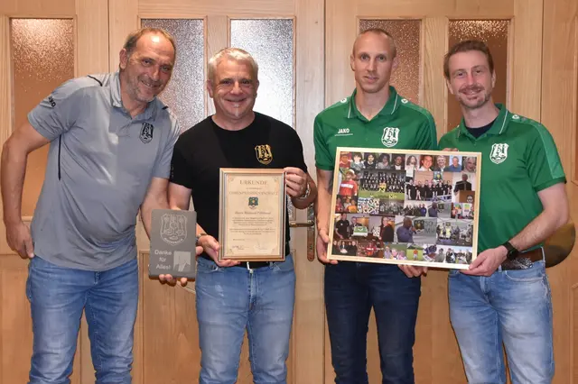 Großer Dank, eine Urkunde und Präsente für den scheidenden Obmann Reinhard Pöllabauer (2. v. l.)  | Foto: UFC Miesenbach 