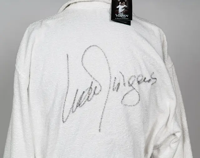 Ein signierter Bademantel von Udo Jürgens kommt in Wien unter den Hammer. | Foto: De Pascalis