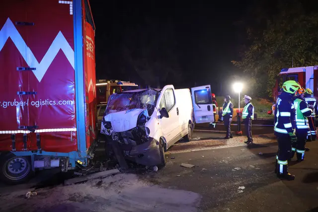 Komplett demoliert: Kleintransporter kracht gegen Mitternacht ungebremst gegen das Heck eines Lkw auf der A8 Innkreisautobahn bei Pichl. | Foto: laumat.at