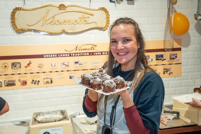 MeinBezirk Redakteurin Patricia Hillinger besuchte den Schwedenbomben-Workshop.  | Foto: Valentina Marinelic/MeinBezirk