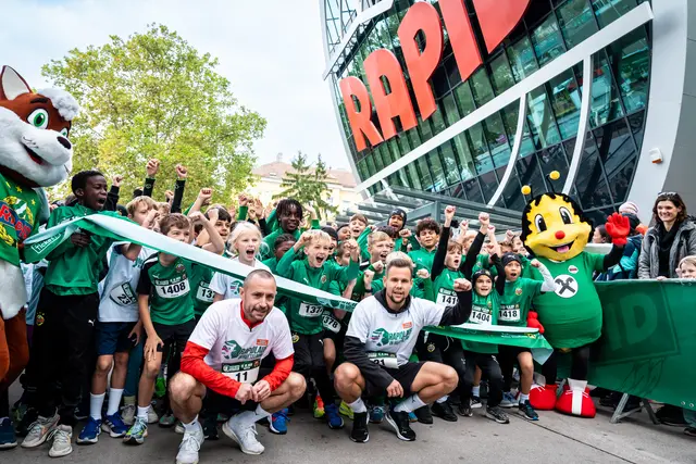 Steffen Hofmann (vorne links) und Louis Schaub (vorne rechts) mit zahlreichen laufbegeisterten Kids. | Foto: SK Rapid | Widner