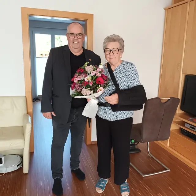 Bürgermeister Robert Szekely gratuliert Frau Maria Hoffmann zum 80. Geburtstag. | Foto: Gem. Klein-Neusiedl