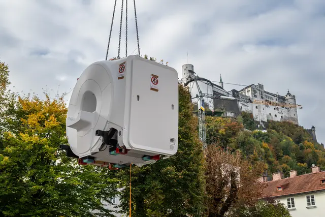 Einige Vorteile des Geräts: Mit einer extraweiten Tunnelöffnung von 70 cm ermöglicht das Gerät auch für mehrgewichtige Patienten und Patienten mit Schmerzen oder Klaustrophobie eine angenehme Untersuchung. Auch die geringere Lautstärke und die kürzere Scandauer reduzieren den Stress und erhöhen den Komfort der Patienten während der Untersuchung. Verschiedene KI-basierte Automatisierungen und Anwendungen helfen die Scanvorgänge schneller und zuverlässiger durchzuführen. | Foto: Neumayr/Moser