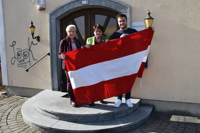 Der Nationalfeiertag am 26. Oktober erinnert an die immerwährende Neutralität Österreichs. Marianne Lembacher, Rosemarie Bauer und Christoph Fürnkranz betonen die Bedeutung der Neutralitiät für Österreichs Frieden und Geschichte. | Foto: Alexandra Goll