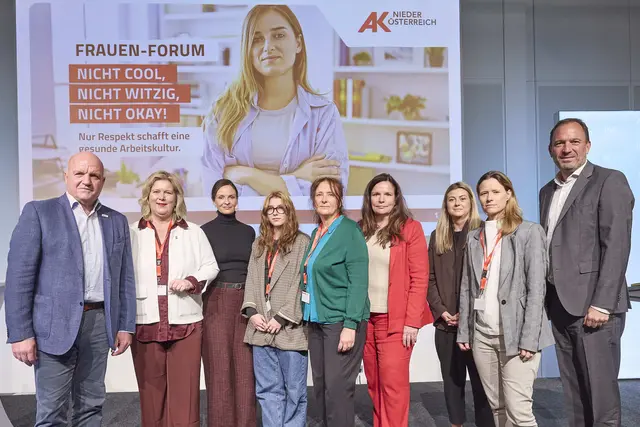 Beim heutigen Frauen-Forum v. li. n. re.: AK Niederösterreich-Präsident und ÖGB NÖ-Vorsitzender Markus Wieser, Elvira Schmidt, 3. Landtagspräsidentin im NÖ Landtag und Landesfrauenvorsitzende, Moderatorin Yvonne Widler, Ronja Nikolatti &amp; Claudia Sorger, beide L&amp;R Sozialforschung, AK Niederösterreich-Direktorin Bettina Heise, Adriana Mandl, AK Wien, Elisabeth Cinatl, Verein wendepunkt, und Christian Farthofer, AK Niederösterreich-Direktor-Stv.  | Foto: Georges Schneider