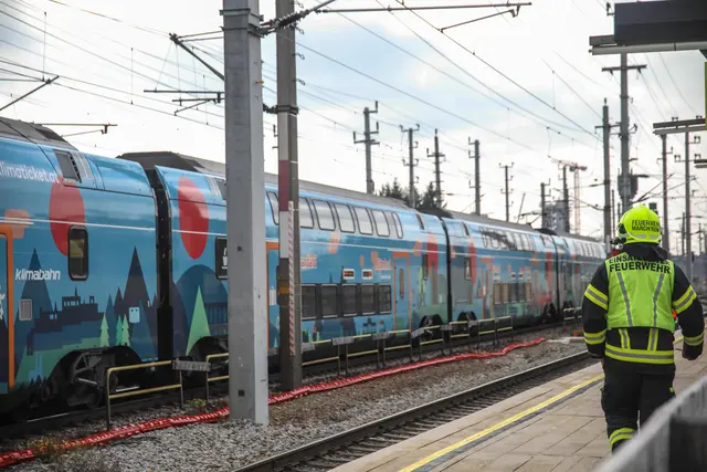 Ein Personenzug blieb auf der Westbahnstrecke mehrere Stunden lang bei Marchtrenk stecken und musste mittels Diesellokomotive abgeschleppt werden. | Foto: laumat.at