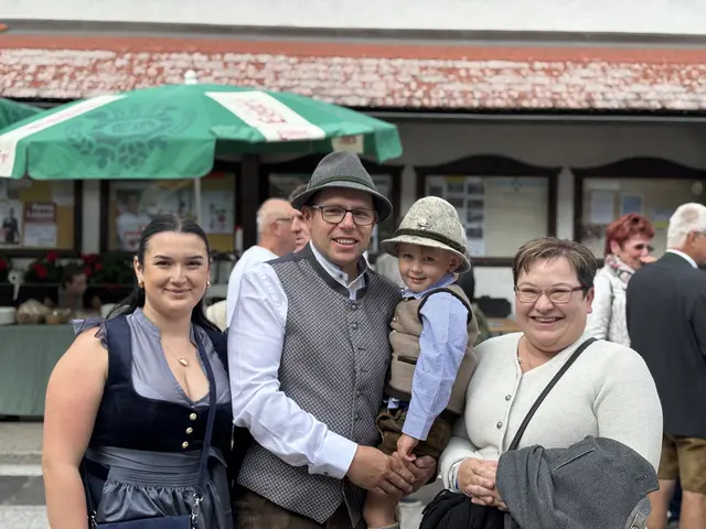 Drei Generationen: Die Familie Hausmann-Schagerl beim Dirndlkirtag, einem Event voller Tradition und Kultur. | Foto: Lina Chalusch