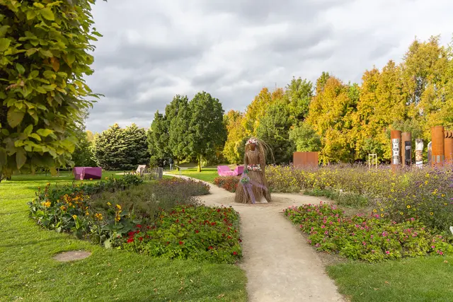 Wenn es das Wetter zulässt, so kann man noch durch die Blumengärten ziehen. | Foto: René Brunhölzl/MeinBezirk