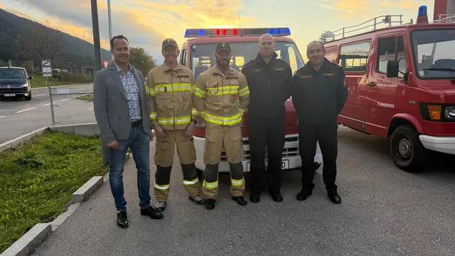 Feuerwehrkommandant Stefan Pircher (Mitte) und Vizebürgermeister Daniel Pfeifhofer (li.) übergeben das alte Kommandofahrzeug an die kroatische Delegation. | Foto: FF Mils