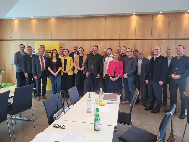 Der neue Parteivorstand mit Obmann Florian Mandorfer (Mitte) und dem vielköpfigen Team